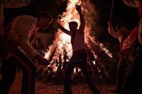 Villanueva de las Cruces (Huelva) da inicio a las fiestas de San Sebastián con el encendido de la gran candela