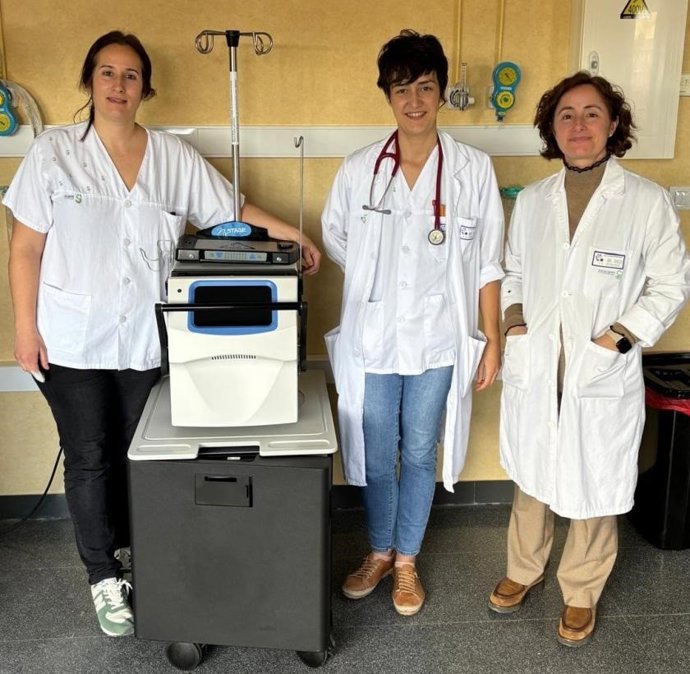 Nuria Sepúlveda, Rebeca García Agudo y Nieves López Castillo junto al nuevo equipo de hemodiálisis domiciliaria incorporado a Alcázar de San Juan.