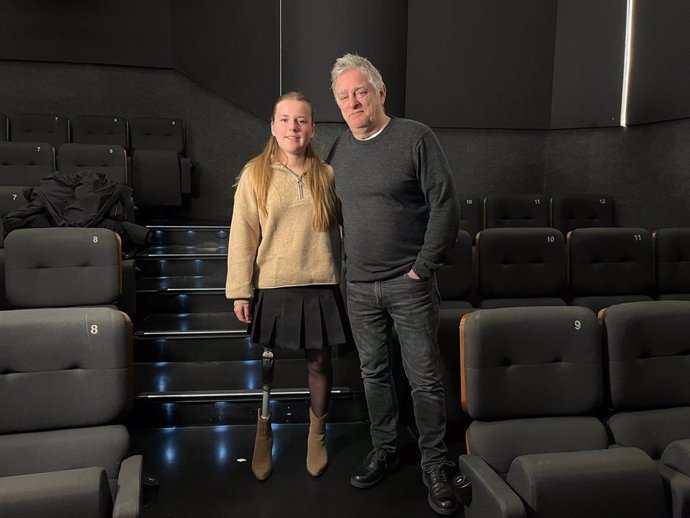 El director Pascal Plisson y Maud, una de las protagonistas de la película documental 'We have a dream'.