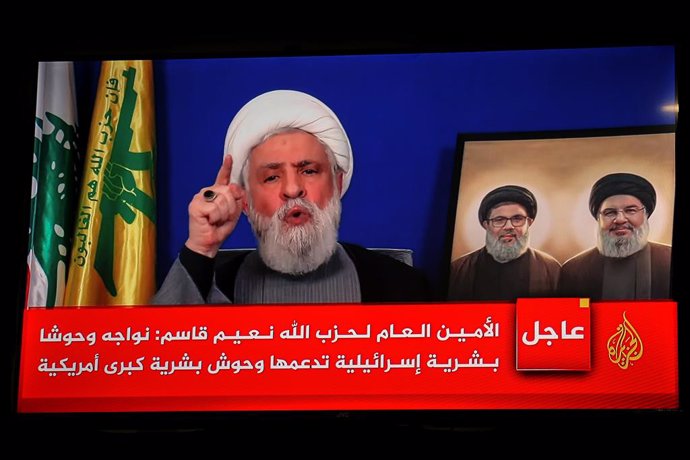 Archivo - November 20, 2024, Beirut, Lebanon: Pro-Iranian Hezbollah Secretary General Naim Qassem gestrures during a televised speech in an undisclosed location. Qassem said the party had reviewed and given feedback on a U.S.-drafted ceasefire proposal to