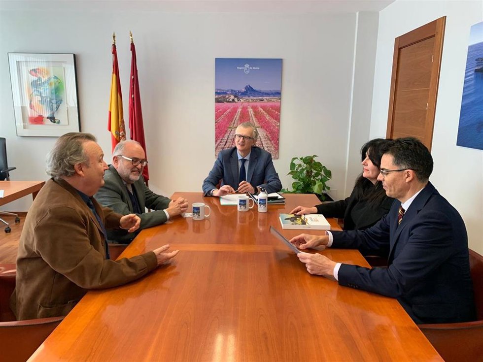 El consejero de Salud, Juan José Pedreño, se reunió esta semana con los organizadores del congreso: la presidenta de Semergen Murcia, Manuela Guillén; el presidente del comité organizador, José López, y el presidente del comité científico, Alfonso Piñana