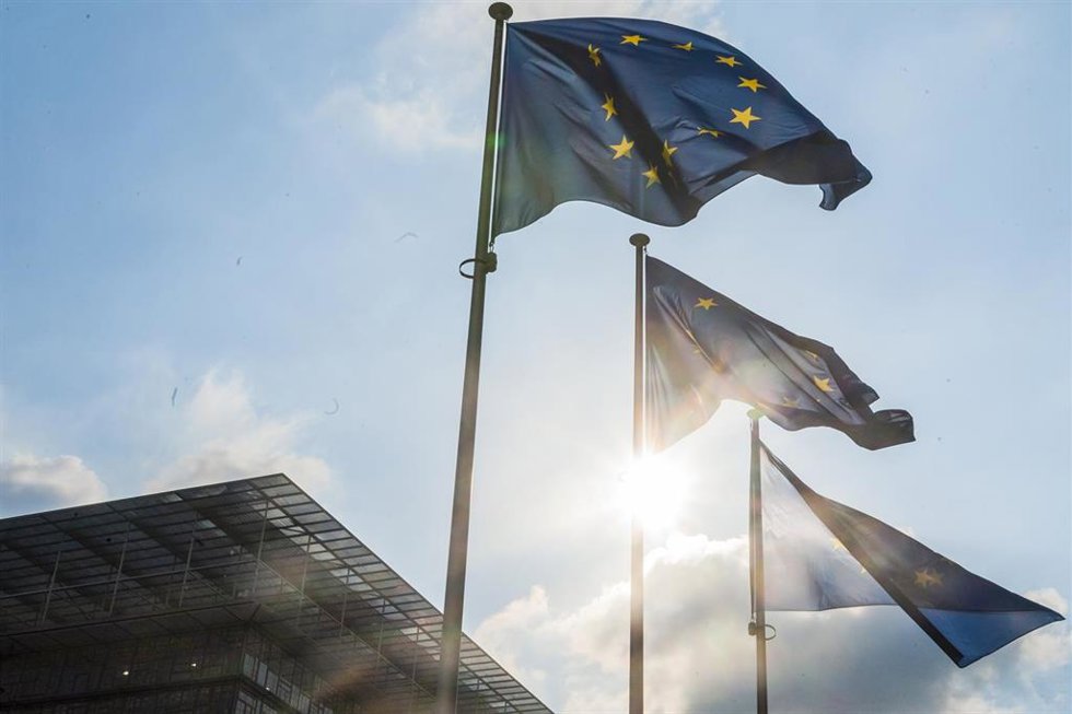 Archivo - Banderas de la UE en Bruselas (archivo)