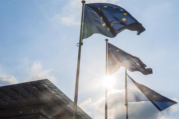 Archivo - May 20, 2024, Brussels, Brussels, Belgium: European flags in front of EU institutions in the Belgian capital.