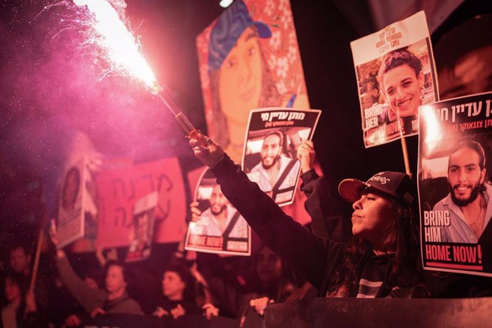 04 January 2025, Israel, Tel Aviv: A protester holds up a flare during a protest calling for the release of Israeli hostages held by Hamas since the October 7 attacks and for an end to the ongoing war between Israel and Hamas. Photo: Ilia Yefimovich/dpa