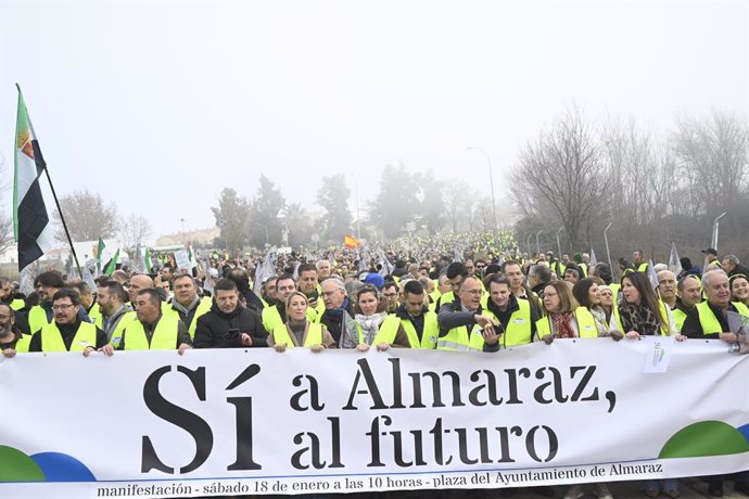 Manifestantes marchan desde la Plaza del Ayuntamiento de Almaraz hasta las puertas de la central nuclear este sábado