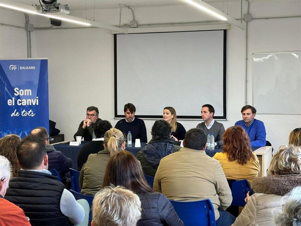 La presidenta del PP de Baleares y del Govern balear, Marga Prohens, participa en la Junta Local del PP de Sineu