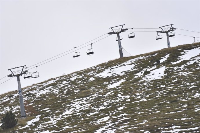 Archivo - Nieve en la estación de esquí de Astún, a 5 de noviembre de 2023, en Huesca, Aragón (España). Las borrascas Ciarán y Domingos han traído al Pirineo aragonés más de 50 centímetros de nieve a su paso por la Península. Se ha llegado durante el temp