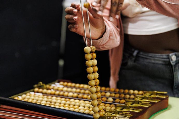 Archivo - Una niña ensaya el Sorteo Extraordinario de la Lotería de Navidad, en el colegio de San Ildefonso, a 11 de diciembre de 2024, en Madrid (España). (Foto de archivo).