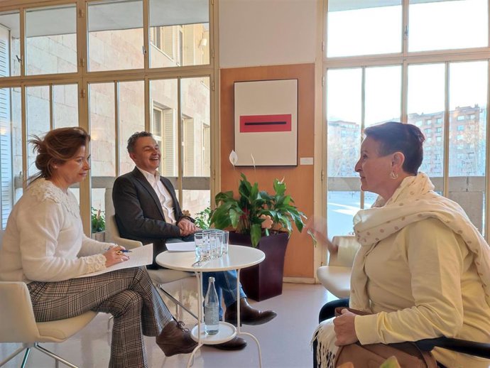 El alcalde de Logroño, Conrado Escobar, acompañado por la concejala Laura Arrieta, en los 'Sábado del vecino'