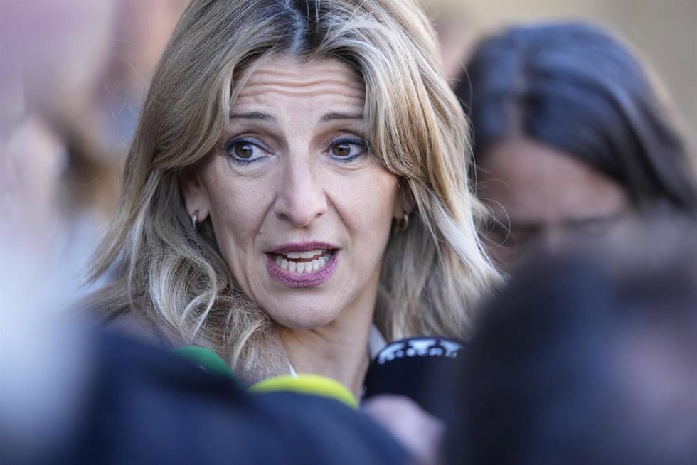 La vicepresidenta segunda y ministra de Trabajo y Economía Social, Yolanda Díaz, atiende a los medios durante el acto de entrega de diplomas en el Centro Penitenciario de Córdoba. A 13 de enero de 2024, en Córdoba (Andalucía, España).