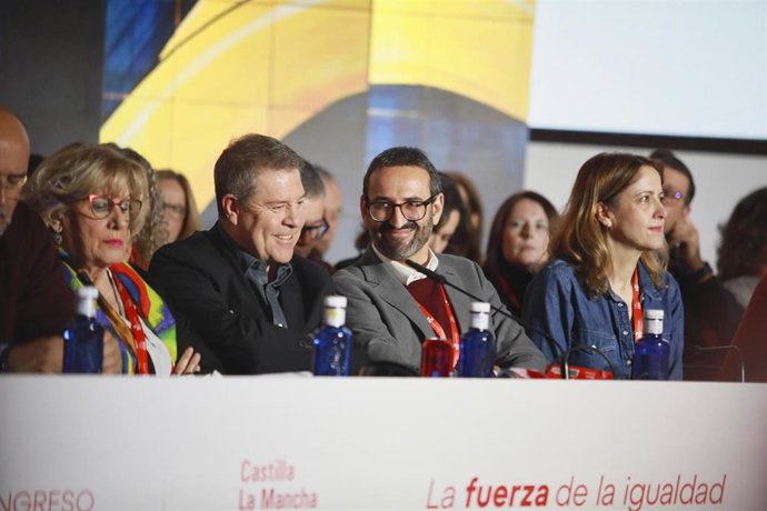 El secretario general del PSOE Castilla-La Mancha, Emiliano García-Page, junto al secretario de organización, Sergio Gutiérrez, en el 13 Congreso del PSOE Castilla-La Mancha.