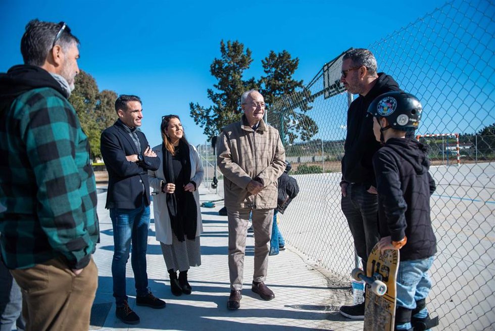 El alcalde, Francisco de la Torre, acompañado por la concejala delegada del distrito, Mar Torres, ha visitado esta nueva instalación que dispone de un foso tipo bowl con rampas diseñado para la práctica de las distintas modalidades de patinaje y BMX