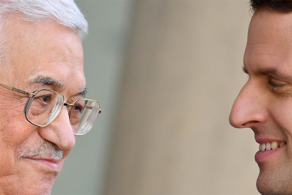 Archivo - Mahmud Abbas y Emmanuel Macron