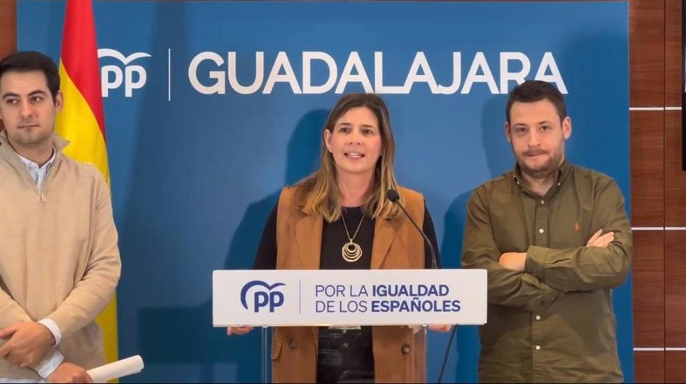 La secretaria de organización del PP de Castilla-La Mancha, Carolina Agudo, en rueda de prensa en Guadalajara.