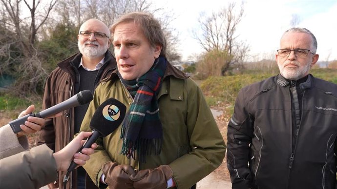 El portavoz de Vox en el Parlament de Catalunya, Joan Garriga, en una atención a los medios en El Prat de Llobregat (Catalunya)