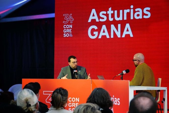 Adrián Barbón, a la izquierda