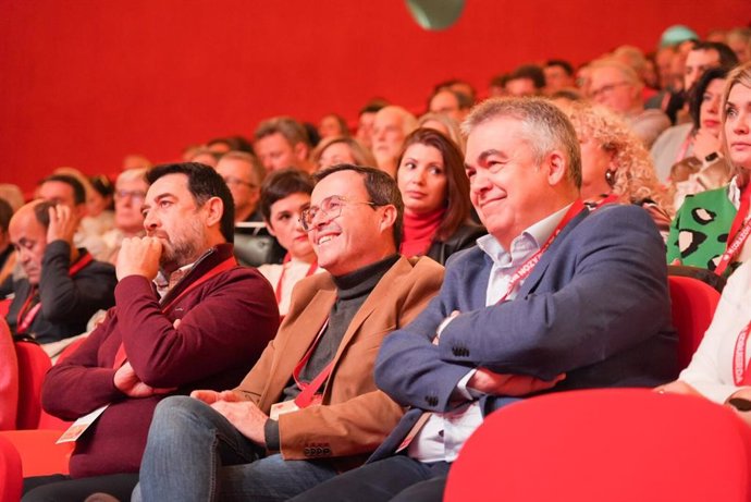 El secretario de Organización del PSOE, Santos Cerdán, y el secretario general del PSOE de Extremadura, Miguel Ángel Gallardo, en el congreso del PSOE en Plasencia