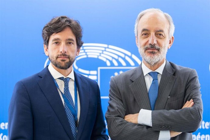 Archivo - Los eurodiputados del PPdeG, Francisco Millán Mon y Adrián Vázquez.