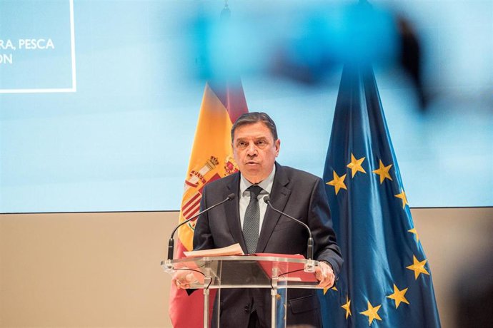 El ministro de Agricultura, Pesca y Alimentación, Luis Planas, ofrece una rueda de prensa tras una reunión con los consejeros de Pesca de las comunidades autónomas del Mediterráneo, en la sede del Ministerio, a 15 de enero de 2025, en Madrid (España). 