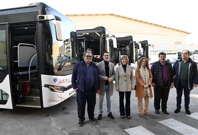 La alcaldesa de Jerez de la Frontera, María José García-Pelayo, visita los cuatro nuevos autobuses de la zona rural de la localidad.