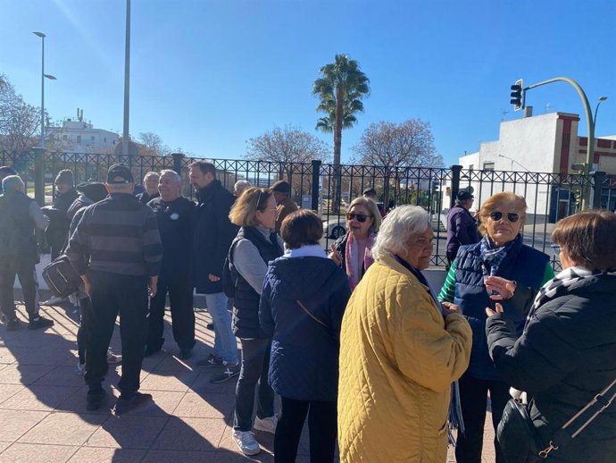 El PSOE acompaña a vecinos del barrio sevillano de Torreblanca afectados por cortes de luz.
