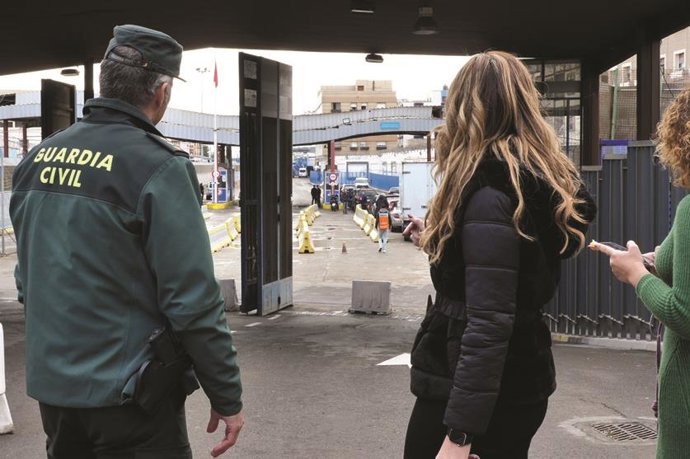 La delegada del Gobierno en Melilla, Sabrina Moh, de visita en la aduana comercial con Marruecos.