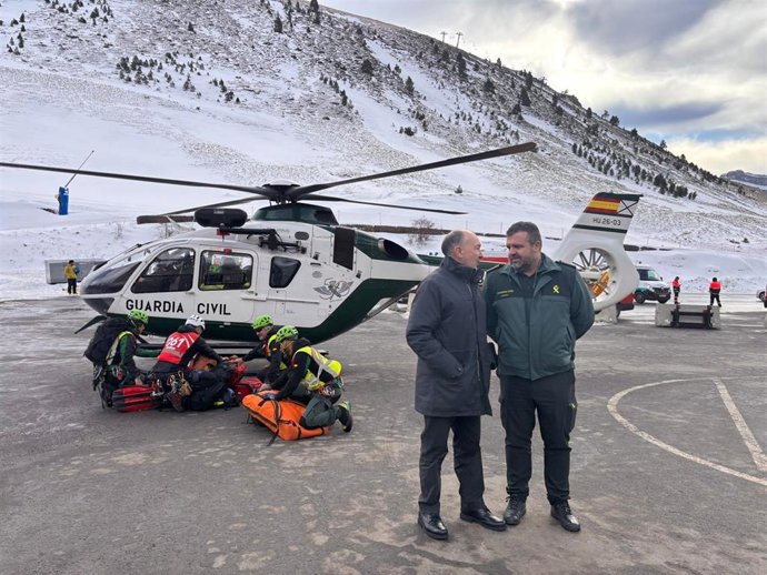 El delegado del Gobierno en Aragón, Fernando Beltrán, en la estación de esquí de Astún para supervisar las tareas de evacuación de los heridos en el accidente que deja por el momento 2 heridos graves, y dos leves así como otros 23 afectados 