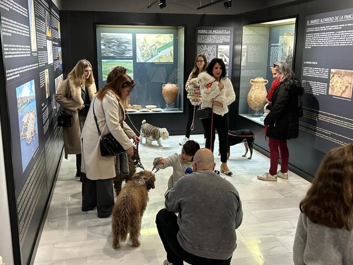 La Concejalía de Cultura y Patrimonio Histórico ha hecho coincidir esta propuesta con la celebración de la onomástica de San Antón en una jornada en la que muchas personas han llevado a sus mascotas a los museos de la ciudad.
