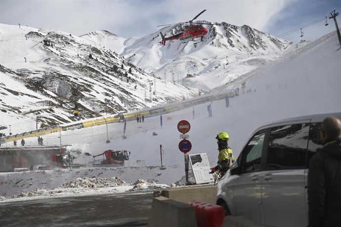 Un helicóptero en la estación de esquí de Astún.
