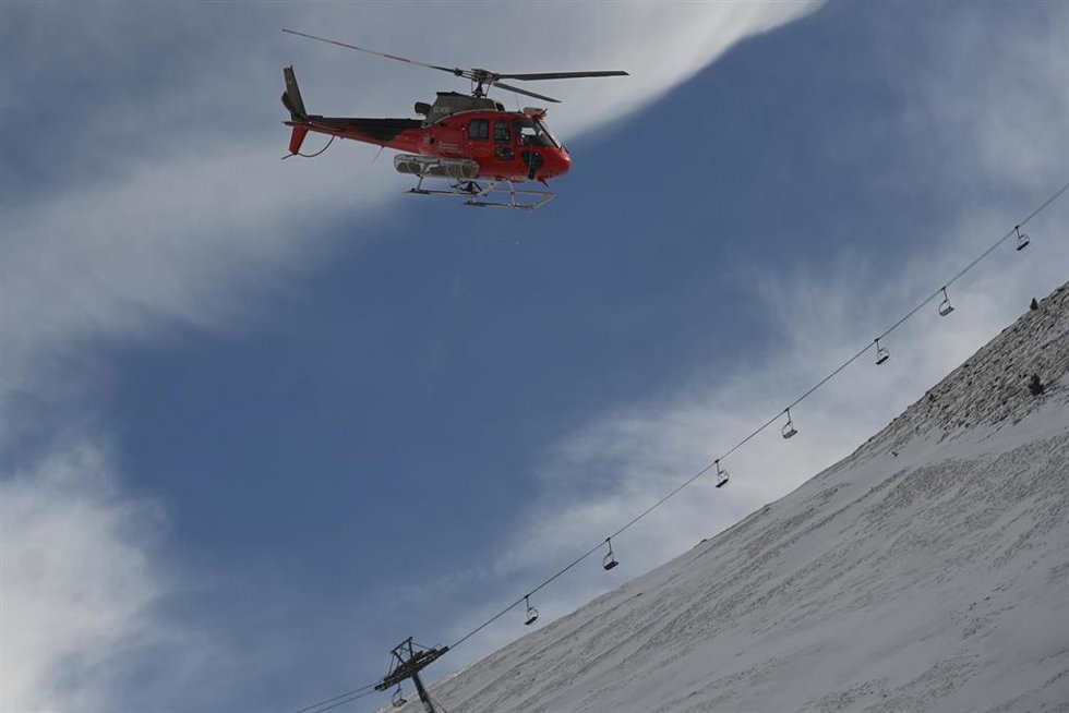 Un helicóptero en la estación de esquí de Astún.