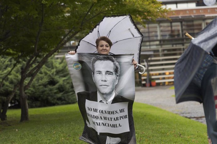 Archivo - Manifestante enseña una fotografía del fiscal Alberto Nisman 