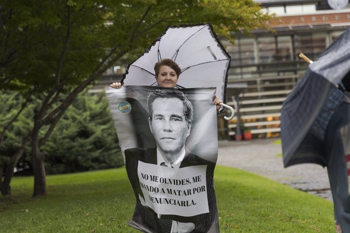 Archivo - January 18, 2022, Ciudad de Buenos Aires, Argentina: Protester holds a poster in the procession in memory of Prosecutor Alberto Nisman.