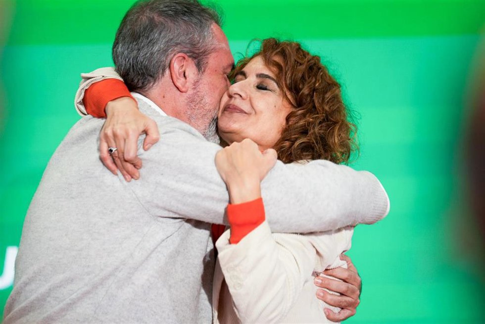 La vicepresidenta primera del Gobierno, ministra de Hacienda y vicesecretaria general del PSOE, María Jesús Montero (d) y el secretario general del PSOE Andalucía, Juan Espadas (i), en una foto de archivo en un acto con militantes.
