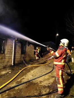 Bomberos en las labores de extinción del incendio