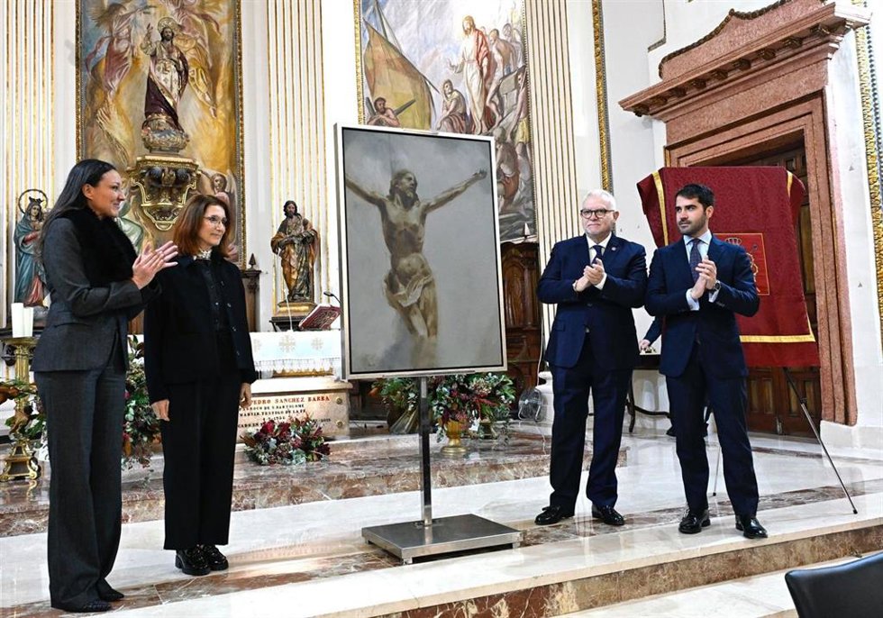 Esta mañana la Iglesia San Bartolomé ha sido testigo y escenario de una fusión entre el arte, cultura y tradición con la presentación oficial del Cartel de la Semana Santa 2025, representada en una obra de la pintora murciana Araceli Reverte