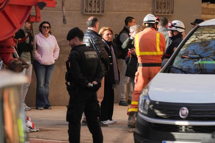 Mazón, Bernabé y miembros del Consell acuden a Benetússer tras la muerte de un operario en el derrumbe en un edificio