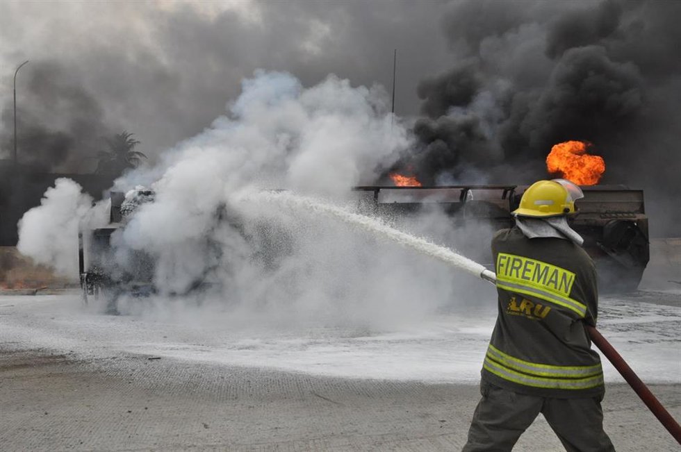 Archivo - Imagen de la explosión de un depósito de combustible en Nigeria 