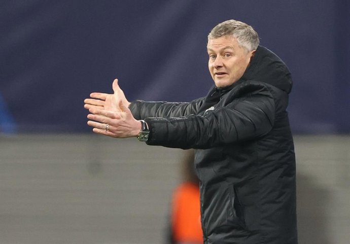 Archivo - FILED - 08 December 2020, Saxony, Leipzig: Then Manchester United's coach Ole Gunnar Solskjaer gestures on the touchline during the 2020 UEFA Champions League group H soccer match between RB Leipzig and Manchester United at Red Bull Arena. Forme