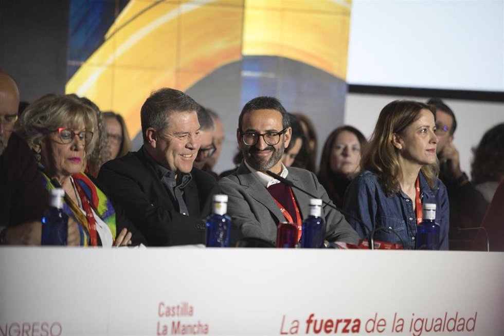 El secretario general del PSOE Castilla-La Mancha y presidente de la Junta de Castilla-La Mancha, Emiliano García-Page (2i), y el secretario de Organización del PSOE de Castilla-La Mancha, Sergio Gutiérrez (2d), durante la inauguración del 13 Congreso 