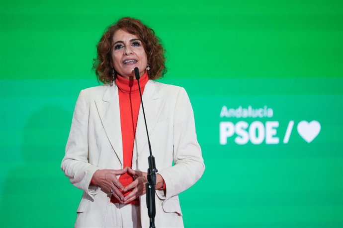 La vicepresidenta primera del Gobierno, ministra de Hacienda y vicesecretaria general del PSOE, María Jesús Montero interviene en un acto con militantes en Sevilla. (Foto de archivo).