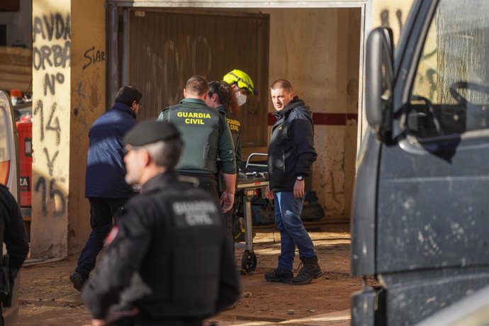 Varios agentes de la Guardia Civil en el lugar de los hechos, a 18 de enero de 2025, en Benetússer, Valencia, Comunidad Valenciana (España). Un hombre ha muerto y otro ha resultado herido en el derrumbe en un edificio de Benetússer, unp de los municipios 