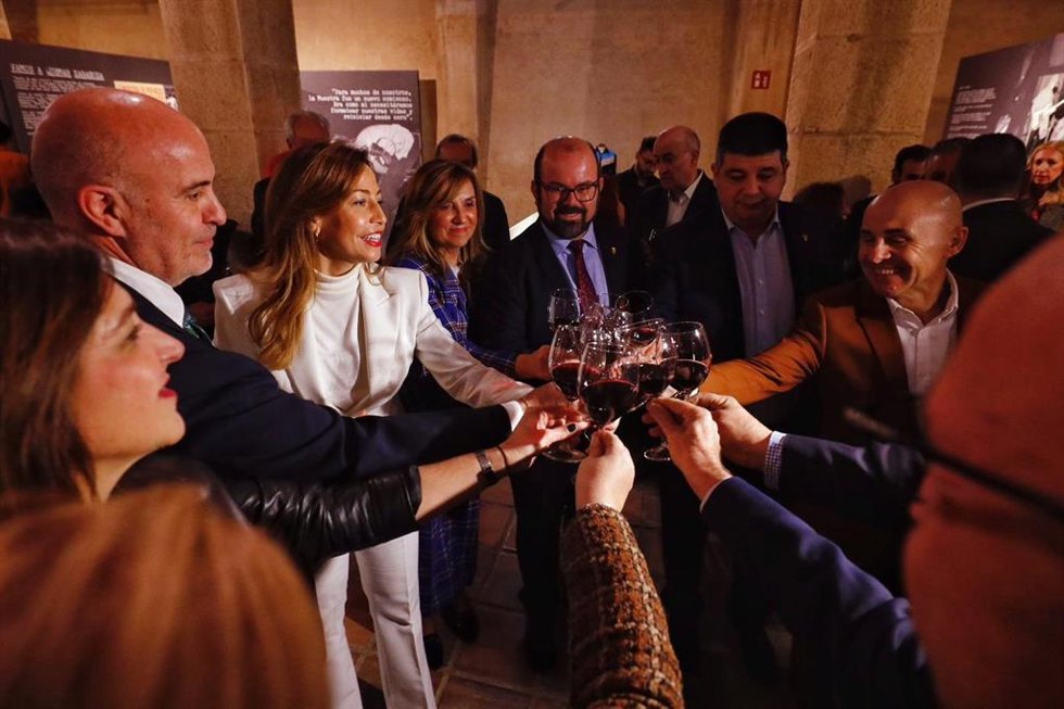 La alcaldesa de Zaragoza, Natalia Chueca, brinda con una copa de vino por la Capital Mundial de la Garnacha (foto de archivo)