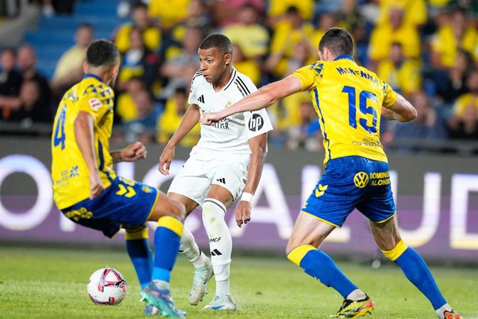 Archivo - Kylian Mbappé ante Álex Suárez y McKenna en el UD Las Palmas-Real Madrid de la primera vuelta en el Estadio de Gran Canaria
