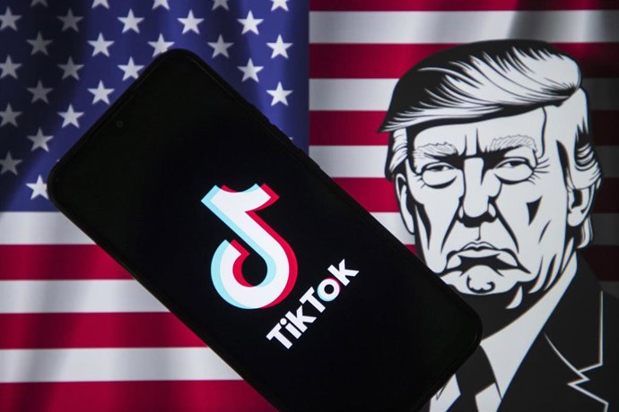 Archivo - Logotipo de TikTok junto a una imagen de Donald Trump y una bandera de Estados Unidos