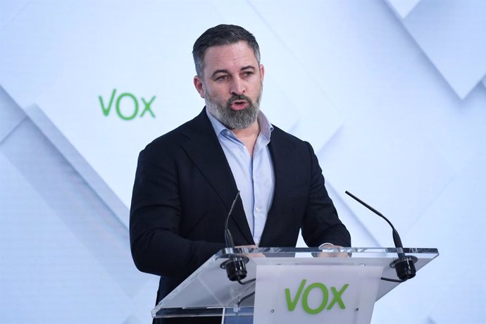 El líder de VOX, Santiago Abascal, durante una rueda de prensa posterior al Comité de Dirección del partido, a 13 de enero de 2025, en Madrid (España). Durante su comparecencia, Abascal, ha instado al Partido Popular a presentar una moción de censura cont