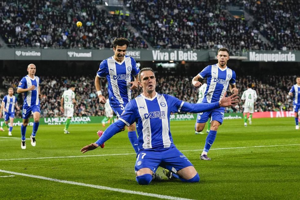 Kike Garcia of Deportivo Alaves celebrates a goal during the Spanish league, LaLiga EA Sports, football match played between Real Betis and Deportivo Alaves at Benito Villamarin stadium on January 18, 2025, in Sevilla, Spain.
