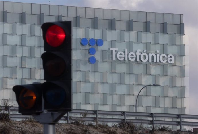 Archivo - Fachada de la sede de Telefónica, a 7 de noviembre de 2024, en Madrid (España). Telefónica registró un beneficio neto atribuido de 989 millones de euros en los tres primeros trimestres del ejercicio, un 21,7% menos en comparación con los 1.262 m