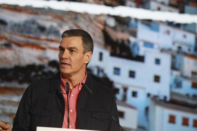 El secretario general del PSOE y presidente del Gobierno, Pedro Sánchez, interviene durante la inauguración del 13º Congreso del PSOE de Castilla-La Mancha, en el Hotel Beatriz Toledo, a 18 de enero de 2025, en Toledo, Castilla-La Mancha (España).