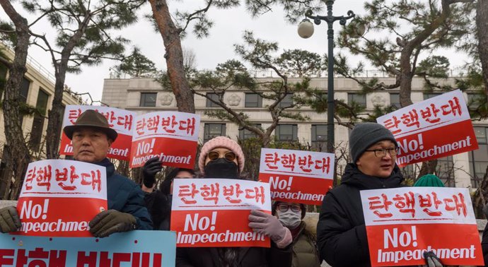 January 16, 2025, Seoul, South Korea: Protesters hold placard in support of South Korea's impeached President, Yoon Suk Yeol during a rally outside of the Constitutional Court in Seoul. The Constitutional Court said January 16 it has rejected President Yo