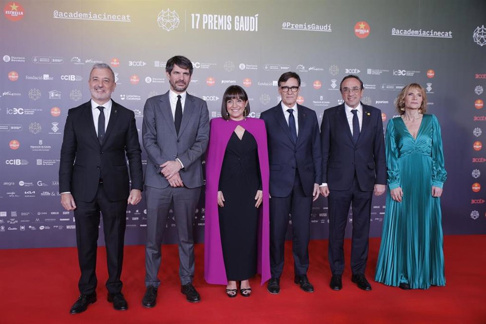 El alcalde Jaume Collboni, el ministro Ernest Urtasun, la presidenta de la Acadmia del Cinema Judith Colell, el presidente Salvador Illa, el presidente Josep Rull y la presidenta Llusa Moret, en la gala de los Premis Gaudí 2025